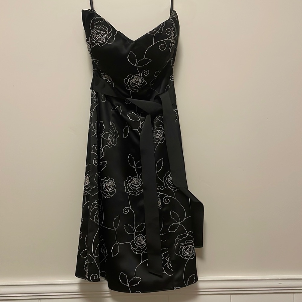 White House Black Market dress women’s size 2 black with silver/gray stitching